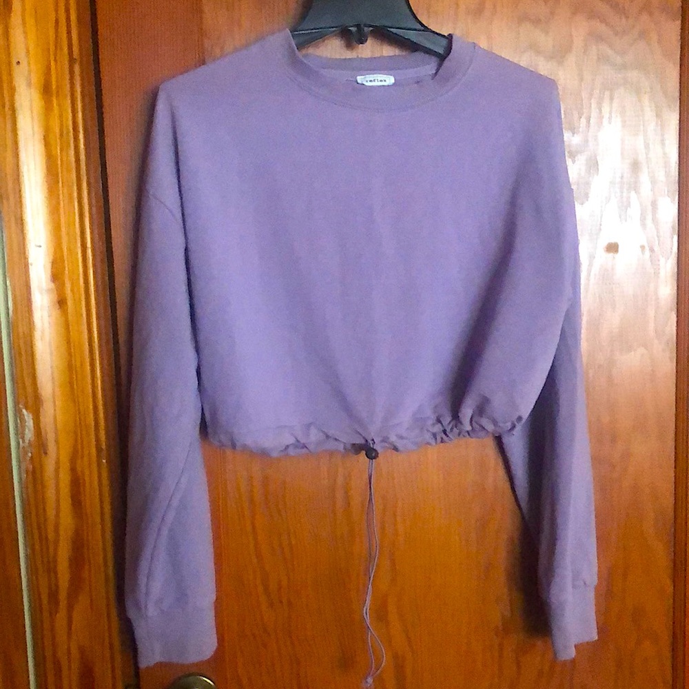Women’s long sleeve crop-top.